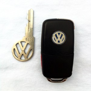 Vintage Beetle and modern Jetta Volkswagen keys on andreabadgley.com