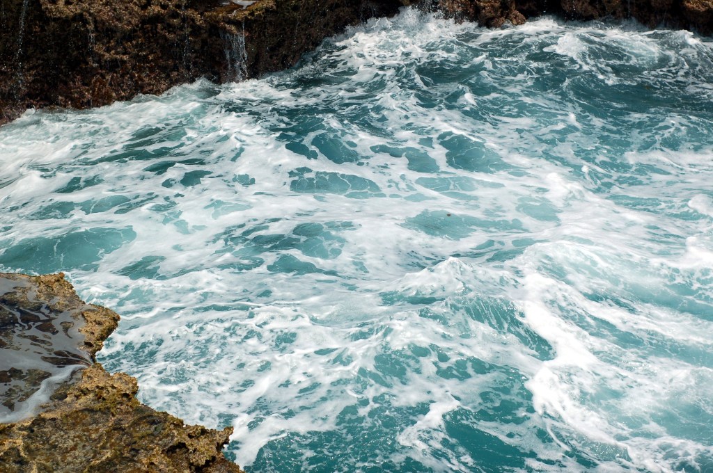 blue frothy water at Pistol Shete Boka Curacao_0113